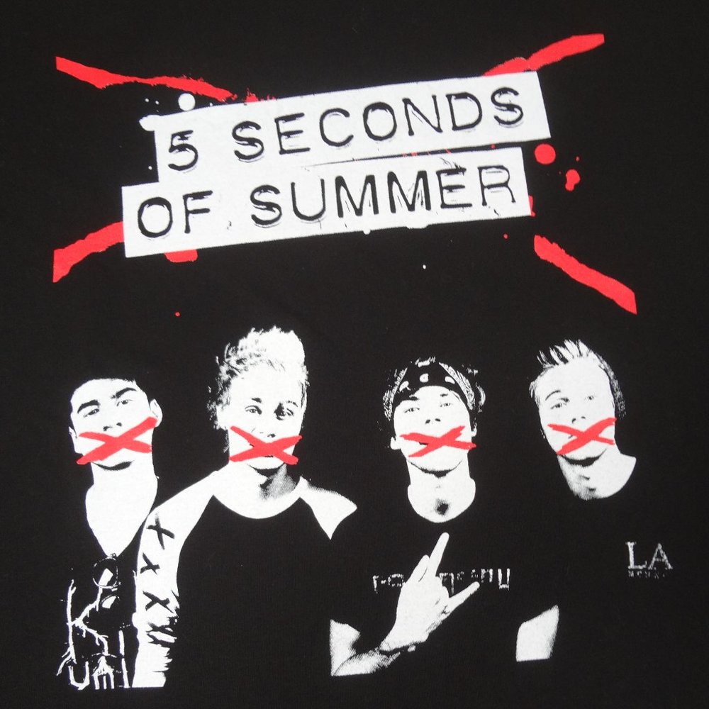 5 SECONDS OF SUMMER ROCK OUT W/UR SOCKS OUT 2015 TOUR BLACK MEDIUM T-SHIRT H854